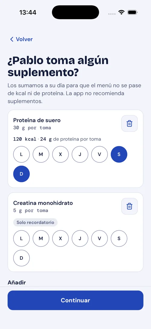 Pantalla de suplementos de Pablo, con la proteína de suero (30 g por toma, 120 kcal y 24 g de proteína) marcada sábado y domingo, y la creatina monohidrato (5 g por toma) solo como recordatorio